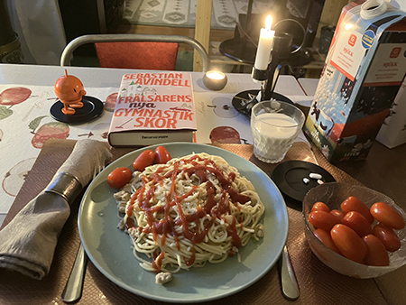 Spaghetti och kycklingfärs tomater Hopptimisten Frälsarens nya gymnastikskor och tända ljus