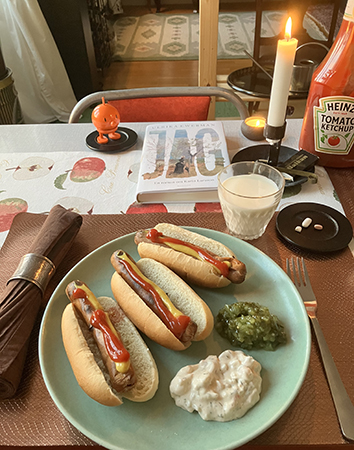 Tre grillade kycklingkorvar med bröd räksallad och Bostongurka Tre grillade kycklingkorvar med bröd räksallad och Bostongurka