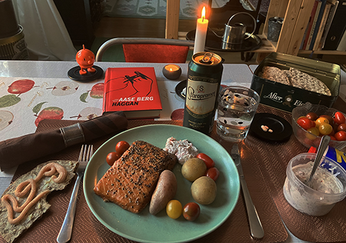 Varmrökt lax potatis romsås tomater knäcke Haggan Hopptimisten tända ljus