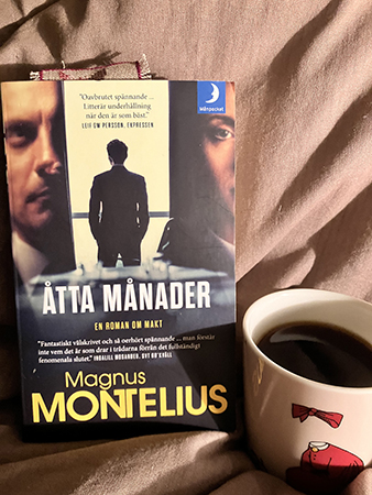 Boken Åtta månader o kaffe på sängen i Ninnimugg Boken Åtta månader o kaffe på sängen i Ninnimugg