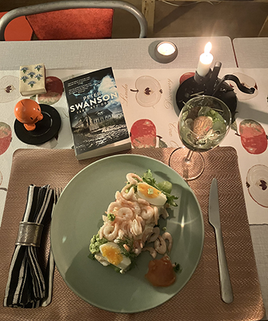 Fredagssmörgåstårta med ett glas vitt och Hopptimisten Värd att döda o tända ljus