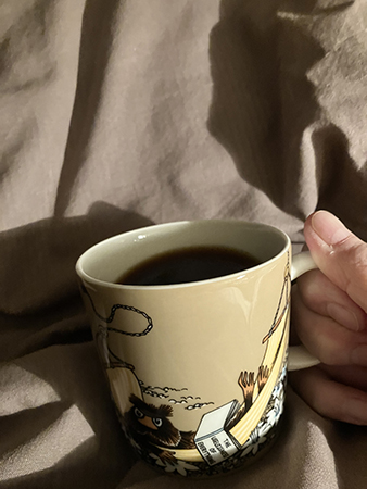 Kardemummakaffe i Muminmugg på sängen