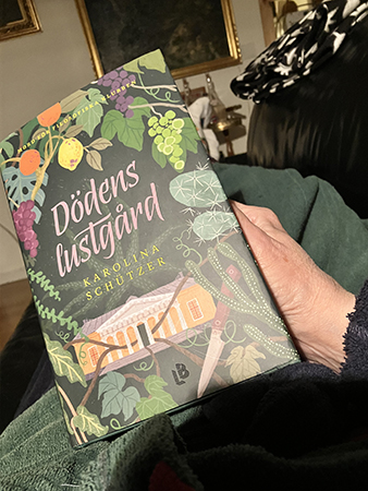 Läser Dödens lustgård i soffan med pappas morgonrock på