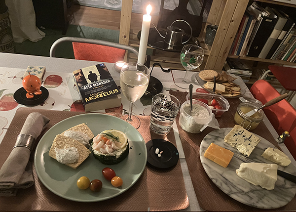 Lördagsfest med paté räkbakelse ostar Annas marmelad vitt vin boken Åtta månader Hopptimisten