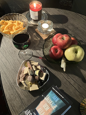 Lördagsmys med ostbågar godis vin o boken Han älskade dem alla Lördagsmys med ostbågar godis vin o boken Han älskade dem alla