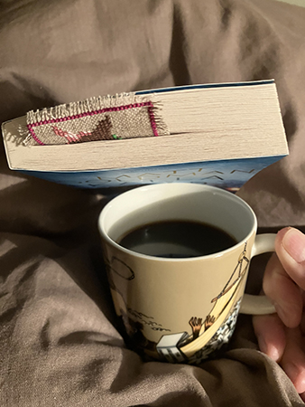 Nästan halvvägs i boken o kaffe på sängen