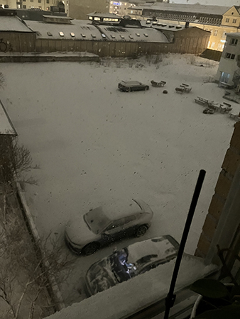 Snö på parkeringen onsdag kväll 20 nov 2024