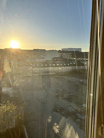 Sol genom skitigt vardagsrumsfönster