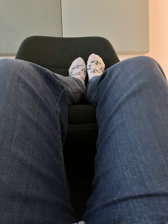 Benen upp på stol o jag på golvet på jobbet