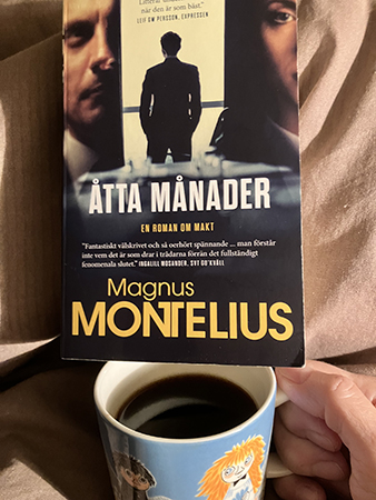Boken Åtta månader ovanpå Muminmugg med kaffe