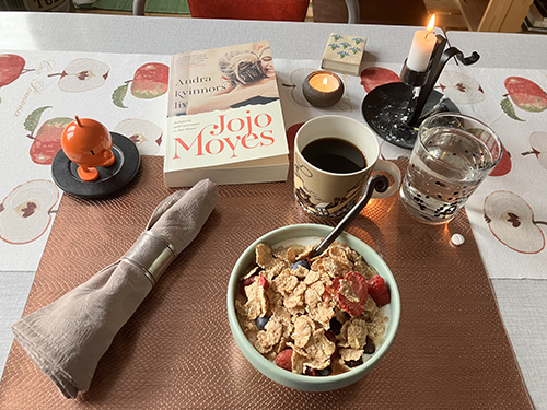 Filfrukost med magmedicin i filen o morfintablett bredvid Hopptimistem o Andra kvinnors liv