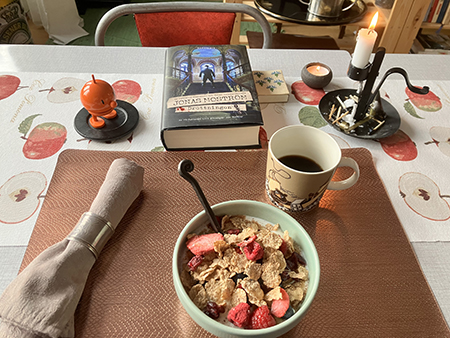 Filfrukost med magmedicin i Hopptimisten och Drottningen