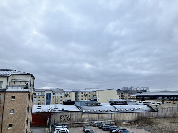 Grå novemberhimmel och parkeringen bakom Hakonhuset