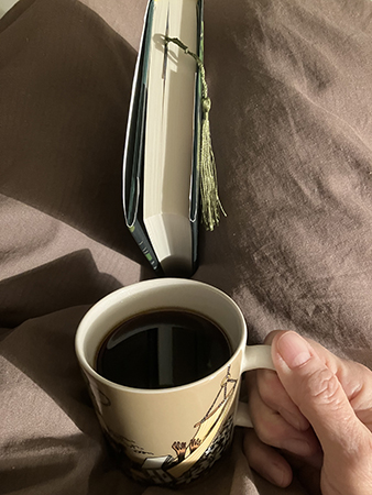 Kaffe på sängen och cirka 40 procent läst av boken Dödens lustgård