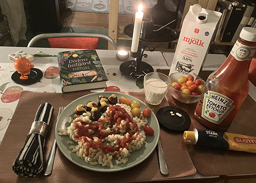 Kycklingköttbullar med mycket makaroner Hopptimistetn Dödens lustgård tomater