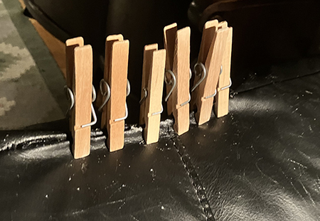 Limmad soffa med kattklös och klädnypor