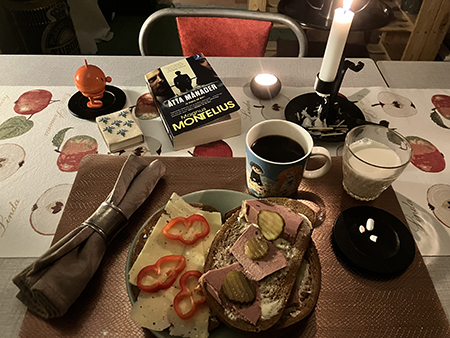 Mackor med ost och leverpastej kaffe o mjölk måndagsmiddag