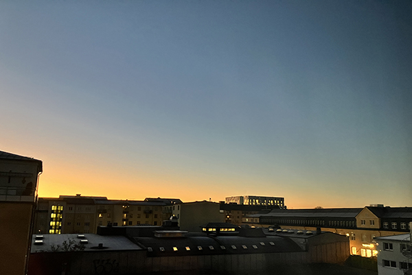 Novembermorgonhimmel fotad genom balkongfönstret