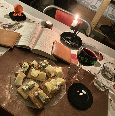 Ost kex ett glas rött Hopptimisten bokupplsag tända ljus