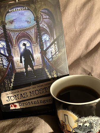 Boken Drottningen och kaffe på sängen