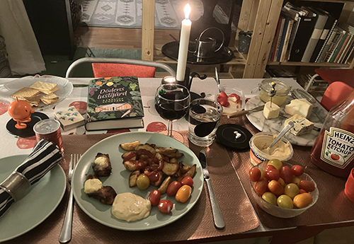 Kalkon med klyftpotatis småtomater ostar Hopptimisten Dödens lustgård vin och tända ljus