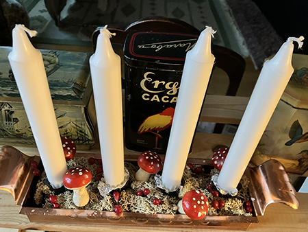 Kopparadventsstake med gammal mossa