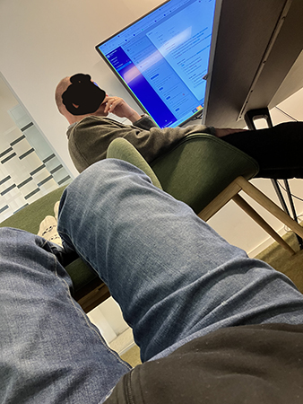 På golvet på ett möte