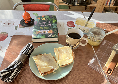 Rostat bröd till söndagsfrukost Hopptimisten och Dödens lustgård