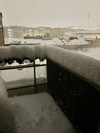 Snö på balkongen tor morgon 21 nov 2024