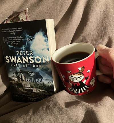 Boken Värd att döda och kaffe på sängen Boken Värd att döda och kaffe på sängen