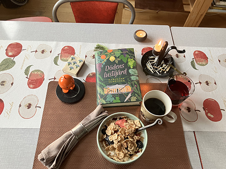 Filfrukost vid lunch med tända ljus Hopptimisten och Dödens lustgård