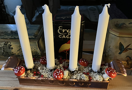 Kopparadventsstake med ny mossa