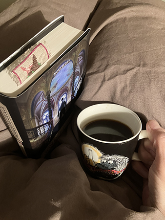 Läsning av Drottningen och kaffe på sängen