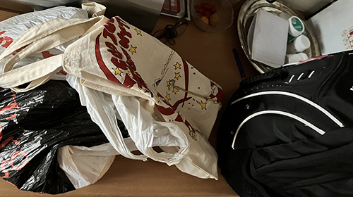 Två kassar o ryggsäcken på köksbänk