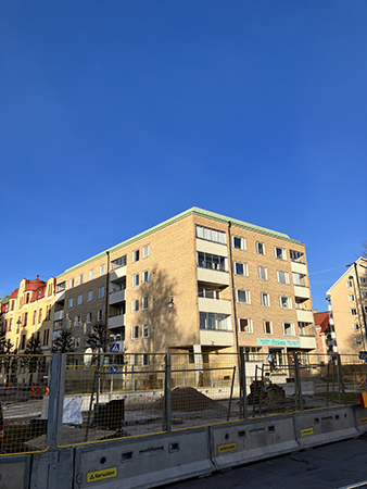 Blå himmel och grävarbete på St Olofsgatan