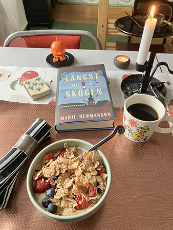 Onsdagsfrukost med tända ljus Hopptimisten och Längst in i skogen