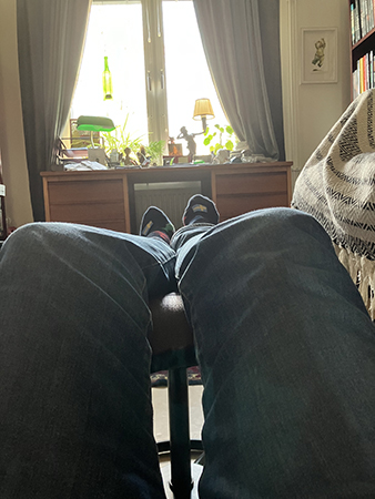 På golvet med benen på fotpall På golvet med benen på fotpall