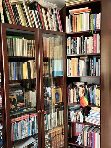 Böcker östra sidan 2 och hörnhyllan