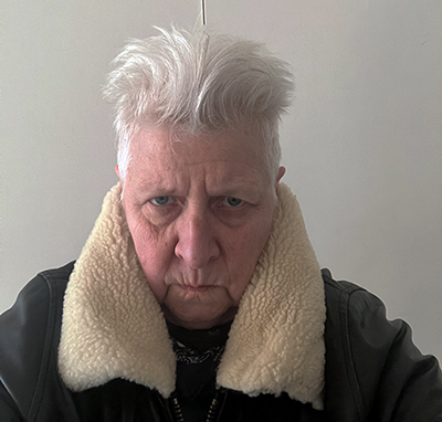 Selfie i skinnjacka med fluffig krage