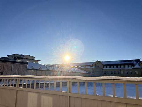 Sol på himlen fotad från gården