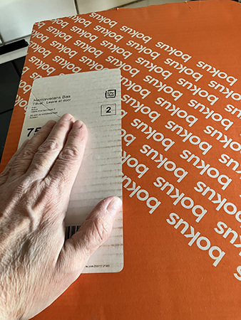 Bokuspaket ovanpå spisen med min hand på