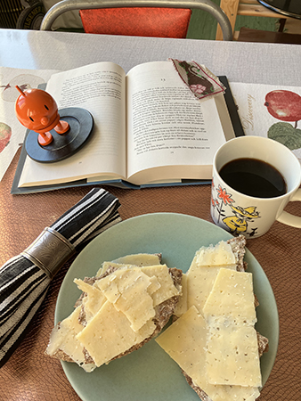 Kaffe o ostknäcke Hopptimisten och ett bokuppslag