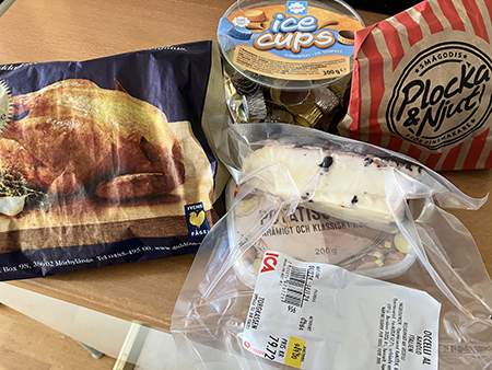 Kycklingklubbor potatissallad baroloost ischoklad o godispåse