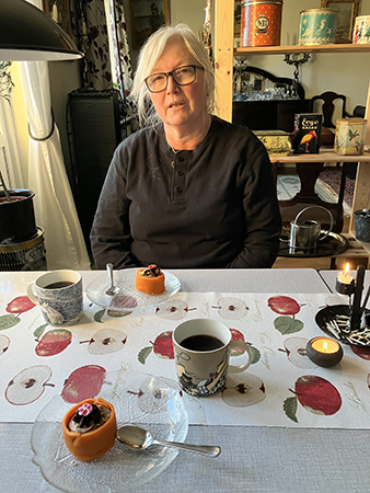 Anna fikar med Noisette vid mitt köksbord