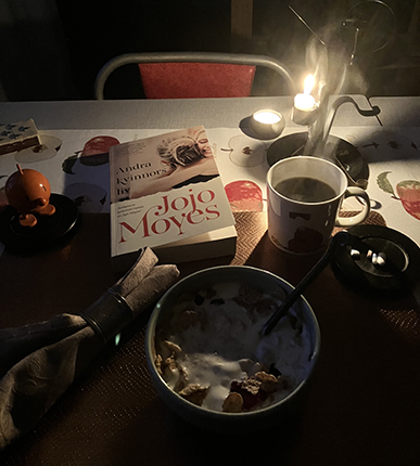 Fredagsfrukost med Andra kvinnors liv Hopptimisten och tända ljus