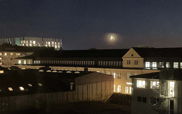 Halvmåne över hustaken