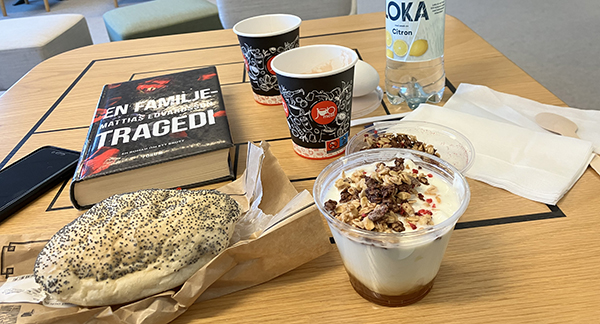 Jobblunch på fikaplatsen o boken En familjetragedi