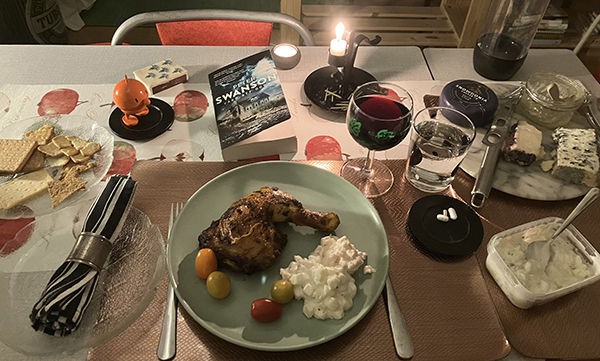 Kycklingklubba och potatissallad ostar o kex vin Hopptimisten o Värd att döda