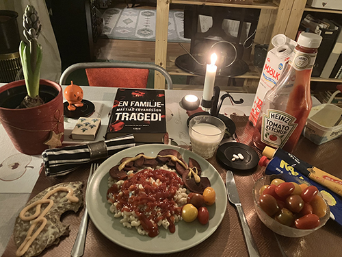 Kycklingkorv o makaroner En familjetragedi Hopptimisten tomatar tända ljus hyacint