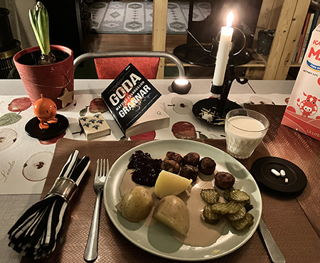 Kycklingköttbullar potatis gräddsås gurka lingon Hopptimisten Goda grannar